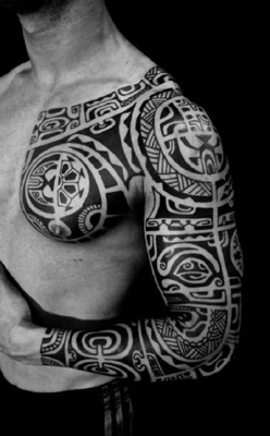  Tatouage maori, polynésien sur la poitrine, l'épaule et le bras